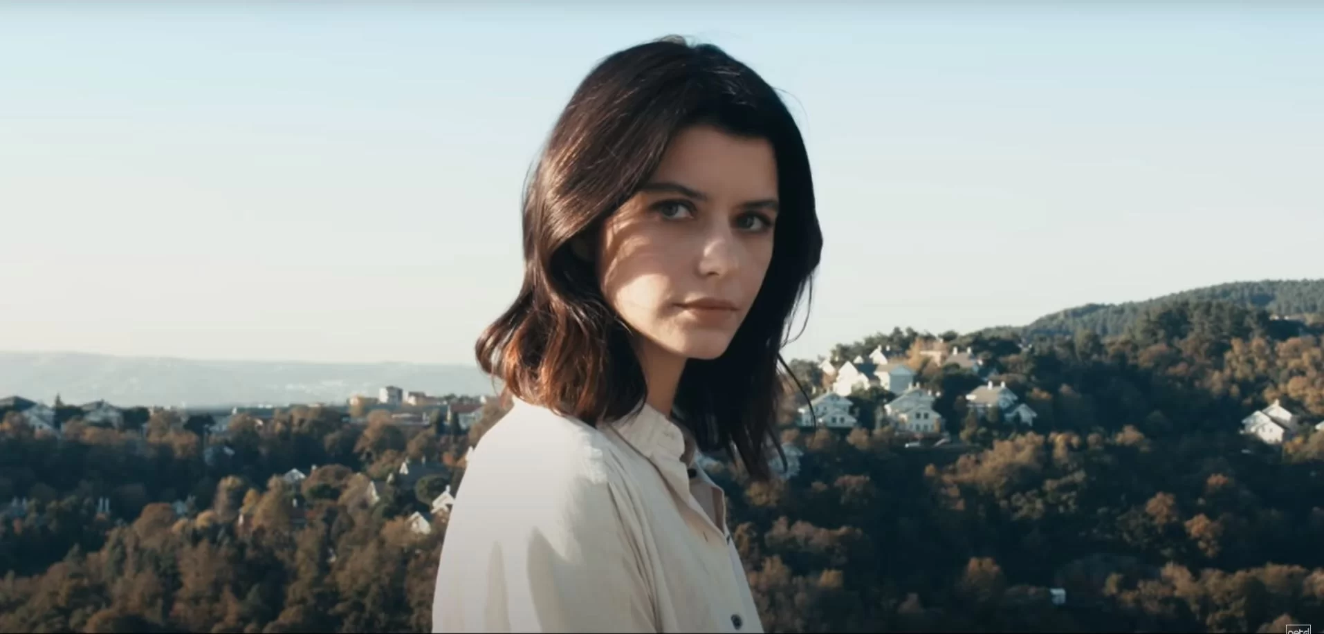 Beren Saat - Kısa ve Düz Bob Kesim.JPG