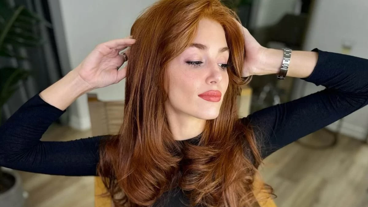 Hande Erçel - Kızıl Tonlarda Dalgalı Saçlar.webp