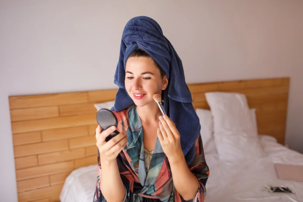 Kalıcı ve Akmayan Yaz Makyajı Nasıl Yapılır Terlemeye Dayanıklı Ürün Önerileri.webp