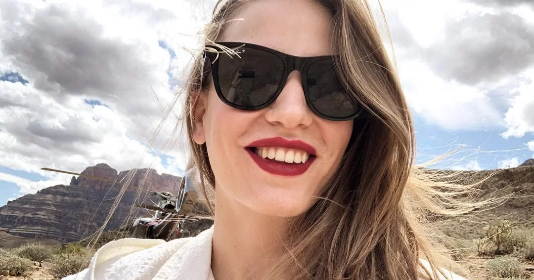 Serenay Sarıkaya - Platin Sarı ve Düz Saçlar.webp