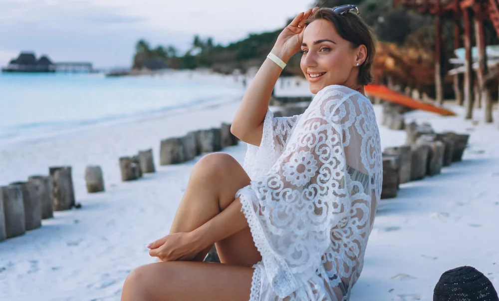 Tatilde Makyaj Yapmak İstemeyenler İçin Kalıcı Güzellik Tüyoları.webp