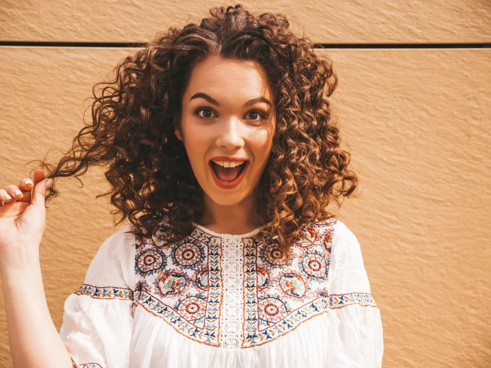 Doğal Kıvırcık Saçlar İçin CGM (Curly Girl Method) Rehberi.webp