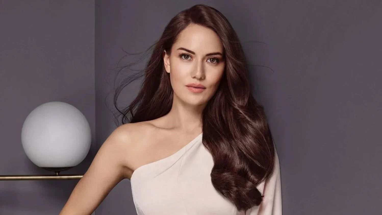 Fahriye Evcen - Doğal Dalgalı ve Uzun Saçlar.JPG