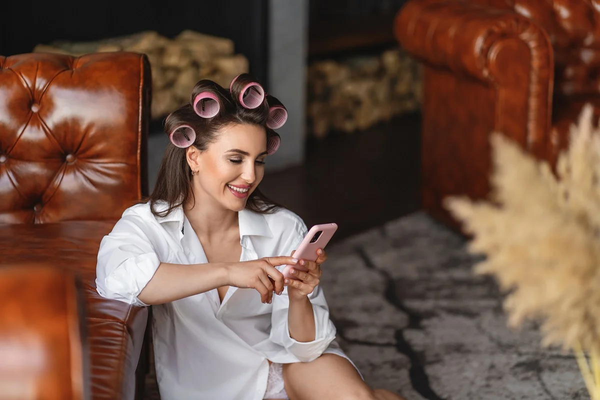 Modern Roller Set Retro Modern Saçlarda Bouncy Dalga Akımı.webp