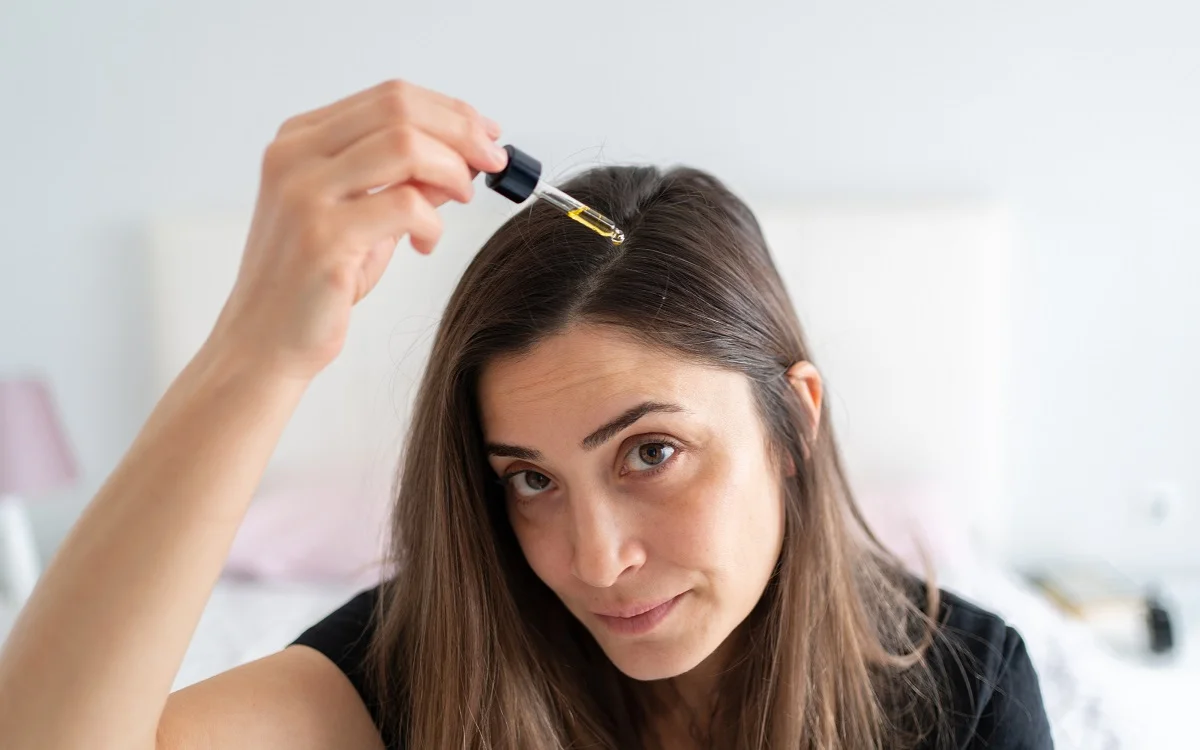 Saç Dökülmesinde Yeni Dönem Rosemary Yağı mı Minoxidil mi.webp